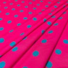 Tela lunares flamencos base fucsia con lunares verde esmeralda