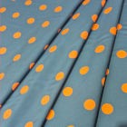 Tela lunares flamencos base gris marengo con lunares salmon